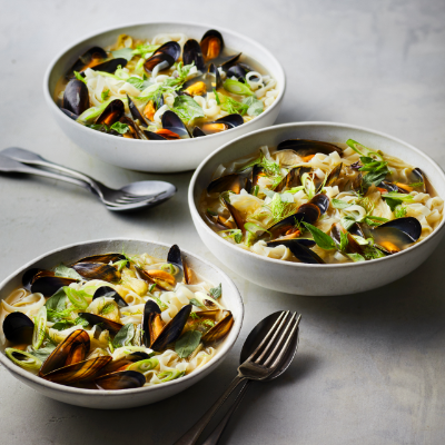 aromatic-noodle-broth-with-mussels